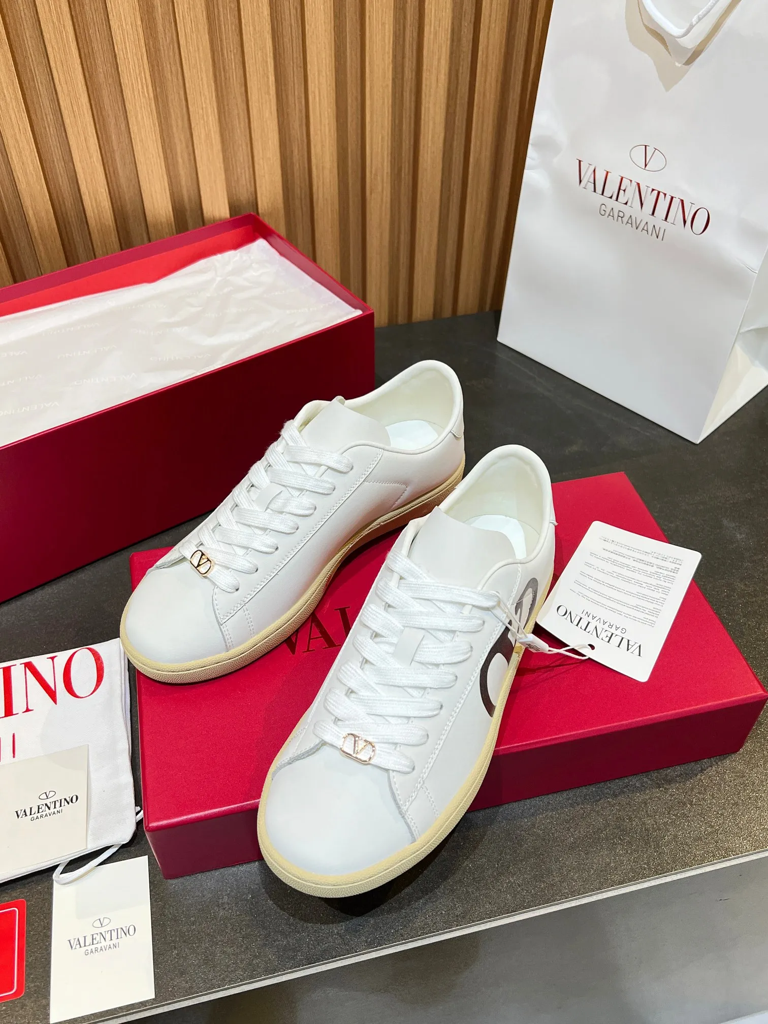 [Valentino] P: 640💰 Couple style, size: women 35-40▪️men 39-44 (45. Customized) Valentino VLTN casual shoes 2025 latest moral training shoes I can't put it down. Seiko details of cowhide sneakers, retro fashion, simple and advanced, casual matching. 1:1 restoration! Top luxury masterpiece, lace-up design, soft and comfortable imported calfskin brings excellent and elegant texture and excellent foot comfort. Top purchasing version upper: imported calfskin surface/original oil edge process + printing process. Inner lining: water-dyed cowhide lining. Outsole: original development 𝐓𝐏𝐔 two-color combination outsole. Packaging: full package with original configuration.